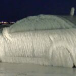 En bil täckt av is. (AI text)