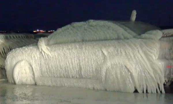 En bil täckt av is. (AI text)