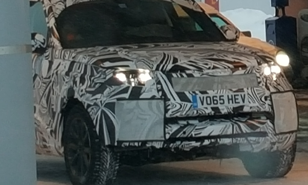 En SUV står parkerad i en parkeringsplats. (AI text)