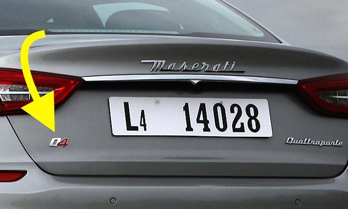 bakspeglaren på en bil med en nummerskylt (AI text)