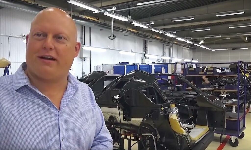 En man står i en fabrik. (AI text)