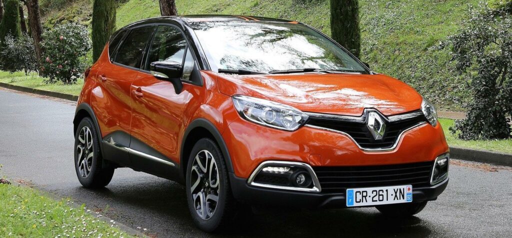 En Renault Captur parkerad vid vägkanten. (AI text)
