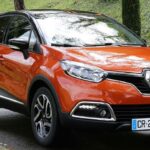 En Renault Captur parkerad vid vägkanten. (AI text)