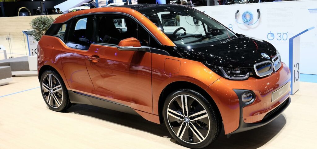 BMW I3-elbil utställd på Paris bilmesse (AI text)