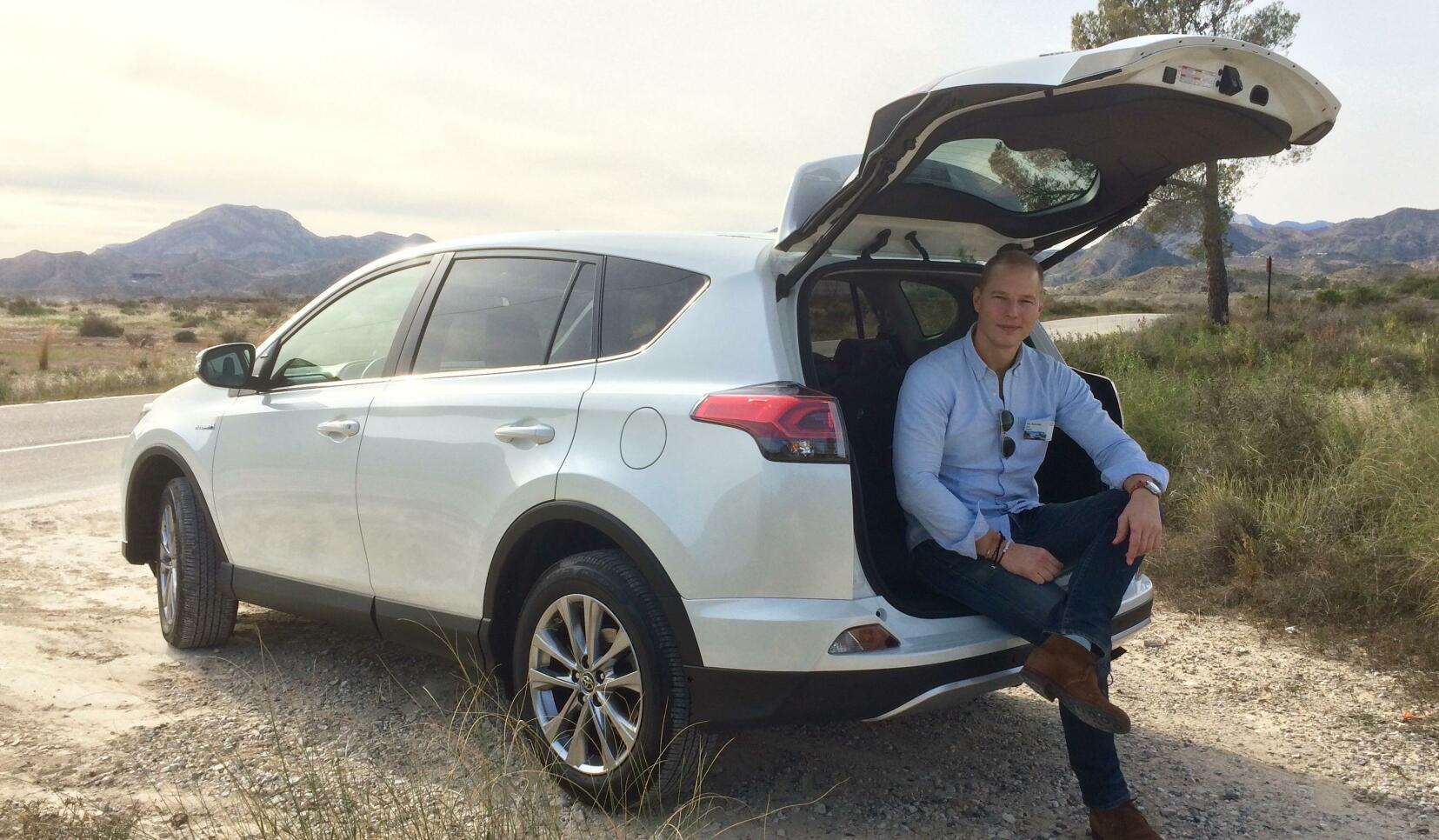 Hybridversionen av ansiktslyfta Toyota Rav4 får högt betyg av Erik Trulsson: "Det den här bilen saknar i lyxkänsla tar den igen tusen gånger med känslan av att den förmodligen aldrig kommer krångla."