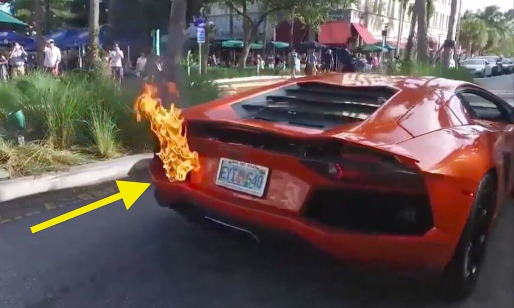 En Lamborghini GTR spottar eld på gatan. (AI text)