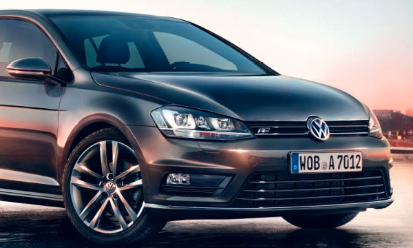 Volkswagen Golf GTI parkerad på en stadsgata (AI text)