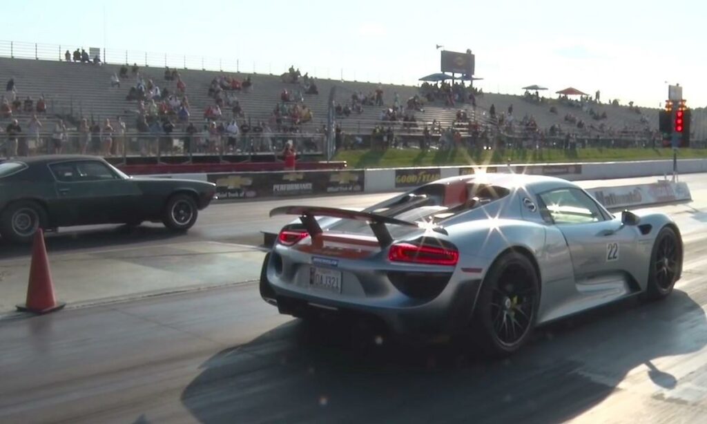 En racebil kör nedför banan. (AI text)