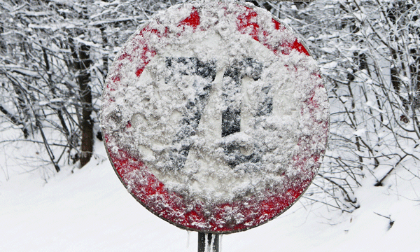 En vägmärkes skugga i snön (AI text)