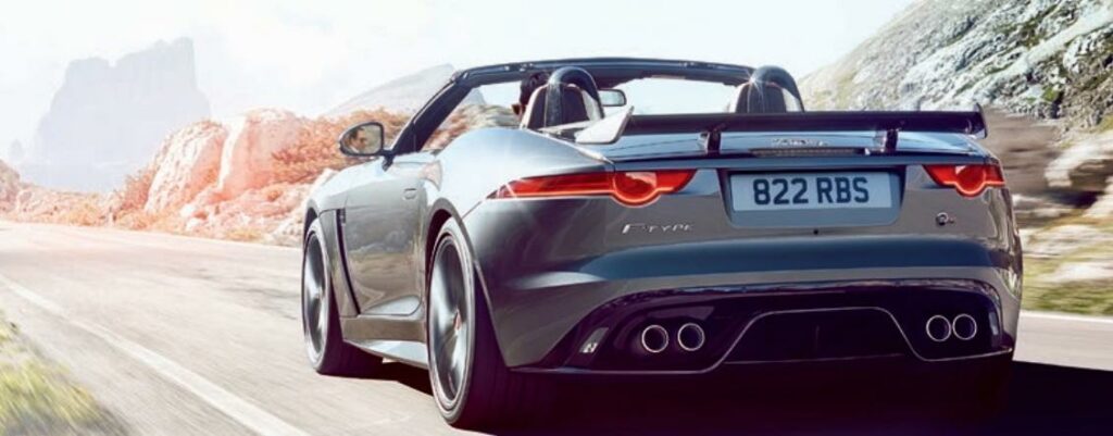 Jaguvan F-Type kör ner vägen. (AI text)