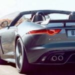 Jaguvan F-Type kör ner vägen. (AI text)