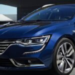 Den nya Renault Elantra kör på en motorväg. (AI text)