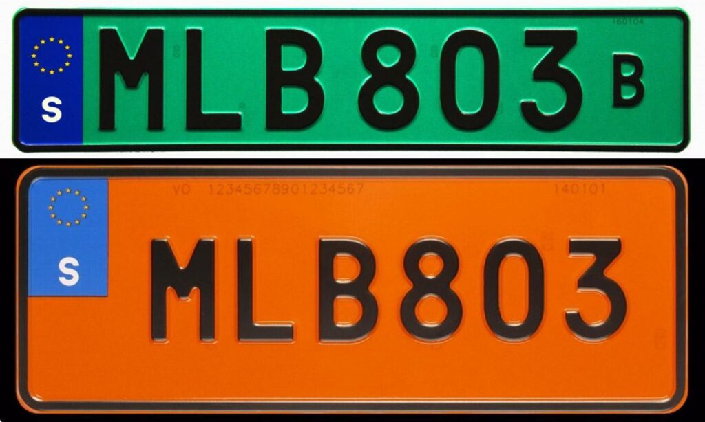 En bil med ett bakre nummerskylt som har nummerml880. (AI text)