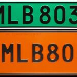 En bil med ett bakre nummerskylt som har nummerml880. (AI text)