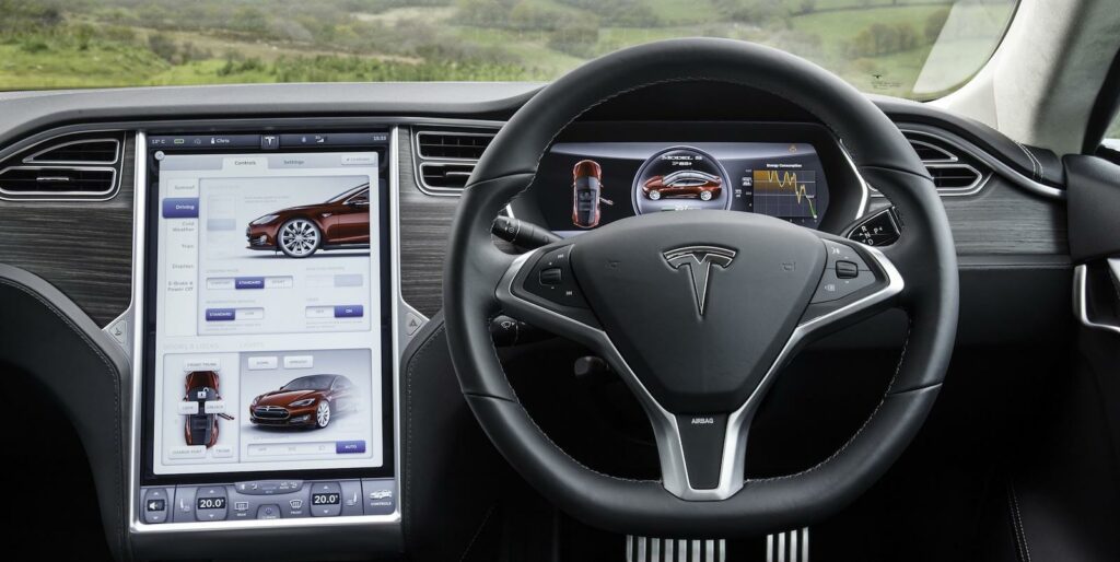 Tesla skryter om att bilarna kan uppdateras via nätet. Den funktionaliteten kan snart dyka upp även hos andra biltillverkare, som tidigare klagat på säkerhetsaspekten och en ökad risk för att bilen blir hackad.