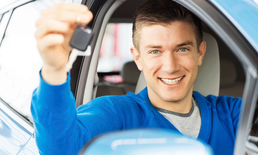 En man kör en ny bil. (AI text)