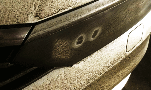 En bil med upphängd motor. (AI text)