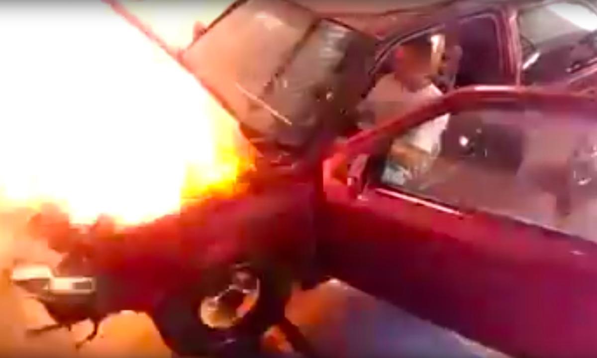 En bil brinner i en garage. (AI text)