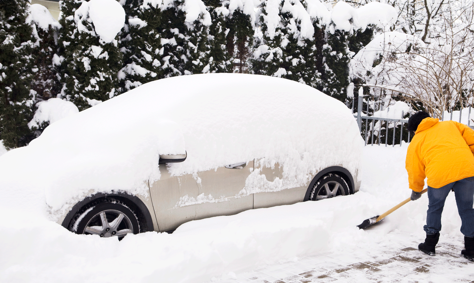 En man röjer snö från sin bil. (AI text)