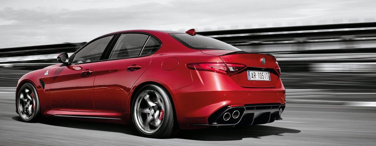 Den nya Alfa Romeo GT kör på banan. (AI text)