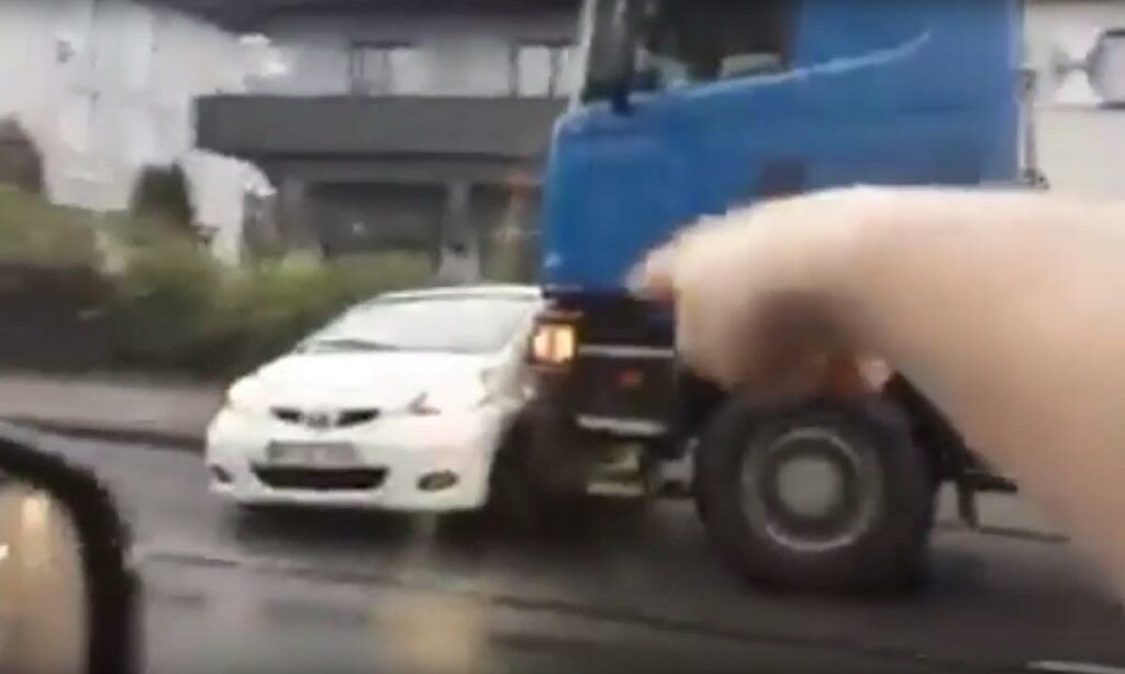 En person kör en bil. (AI text)