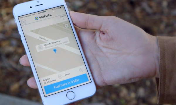 En person håller en iPhone med en positioneringapp öppen. (AI text)