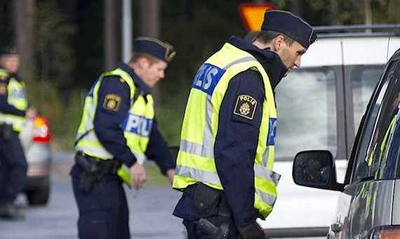 Polisbefäl står bredvid en bil. (AI text)