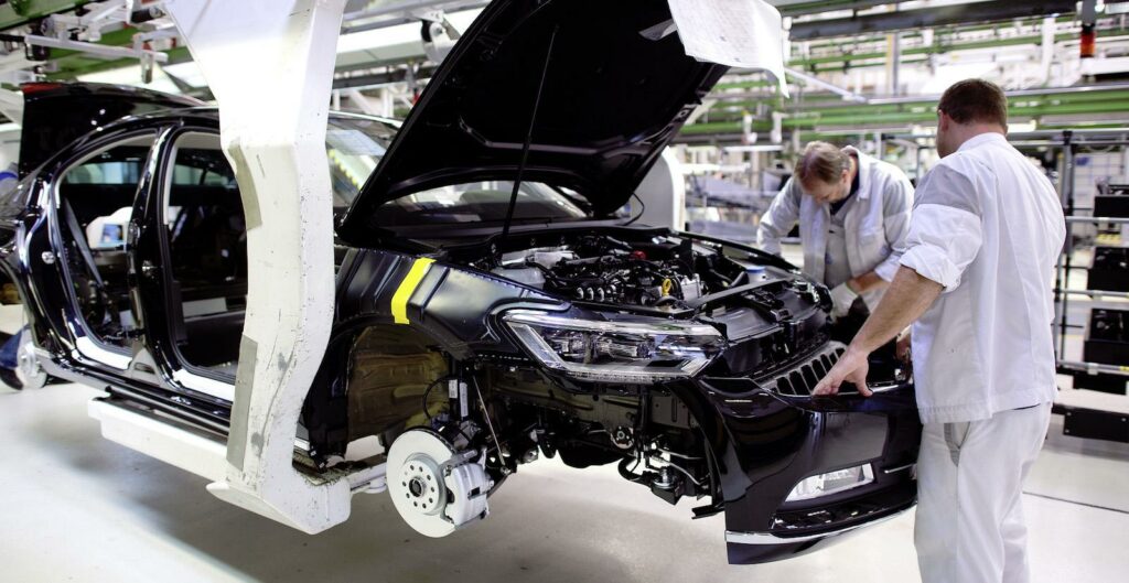 Volkswagens fabrik i Emden i nordvästra Tyskland bygger Passat, Passat Sportscombi och CC.