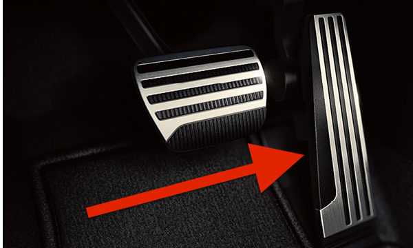 En bil med växelspak och växelpedal. (AI text)