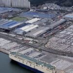 En stor fartyssäck ligger vid kaj i en stad. (AI text)