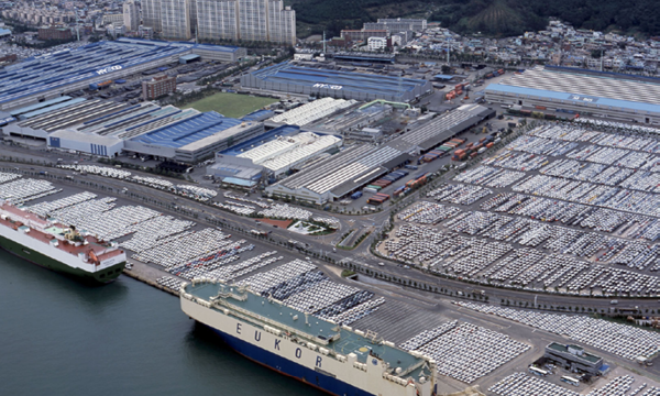 En stor fartyssäck ligger vid kaj i en stad. (AI text)