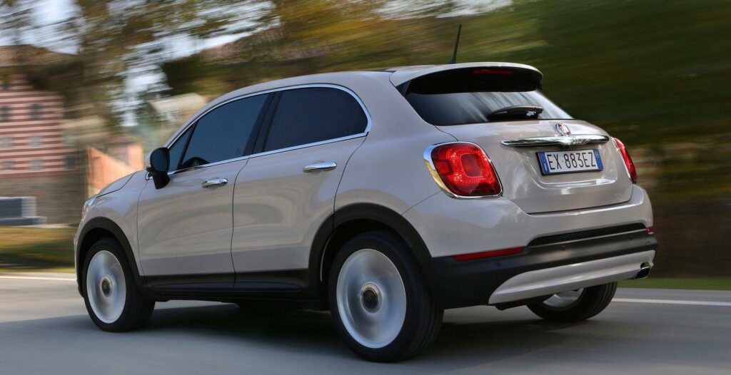 Fiat 500-kärran kör ner på vägen. (AI text)