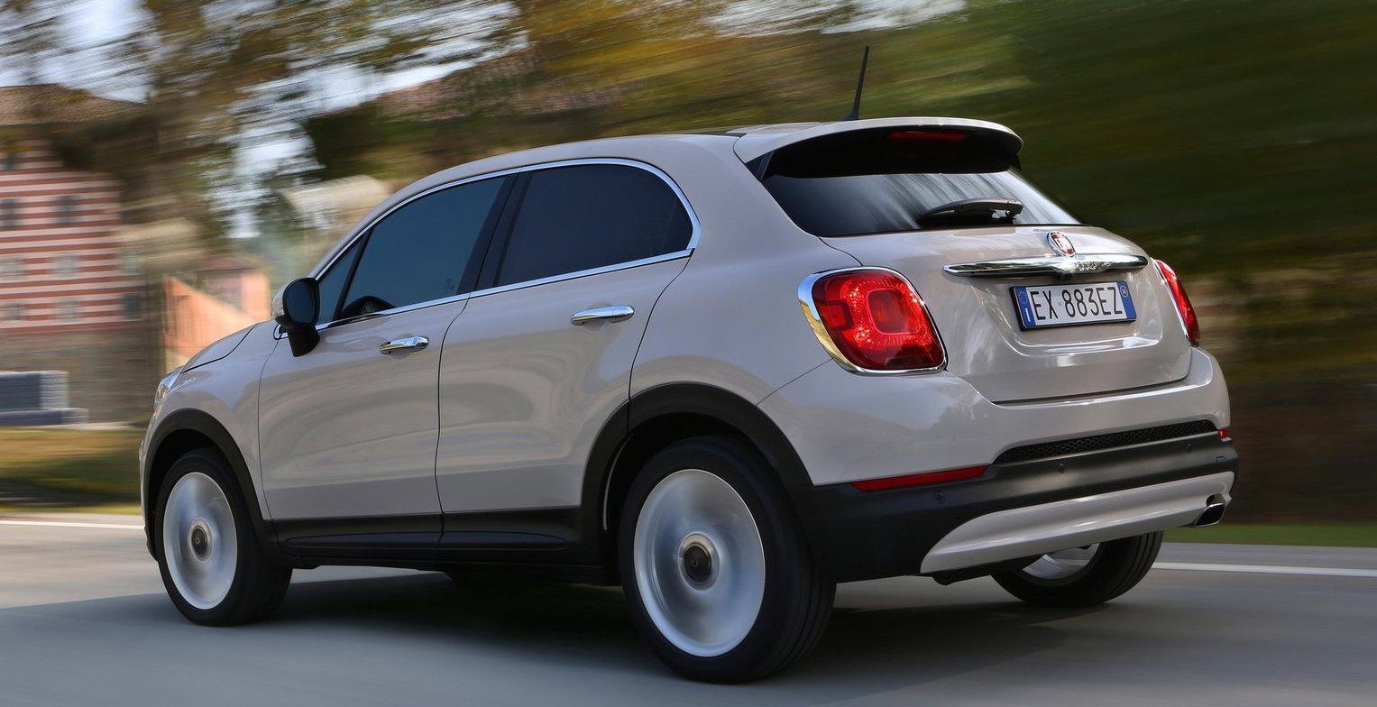 Fiat 500-kärran kör ner på vägen. (AI text)