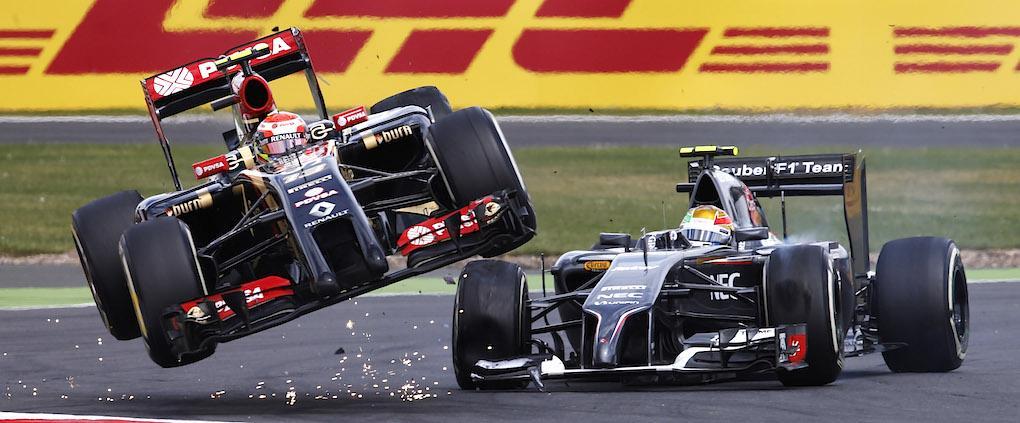 Pastor Maldonado kör ihop med Esteban Gutierrez under Silverstones GP 2014. World Copyright: Charles Coates/LAT Photographic.
