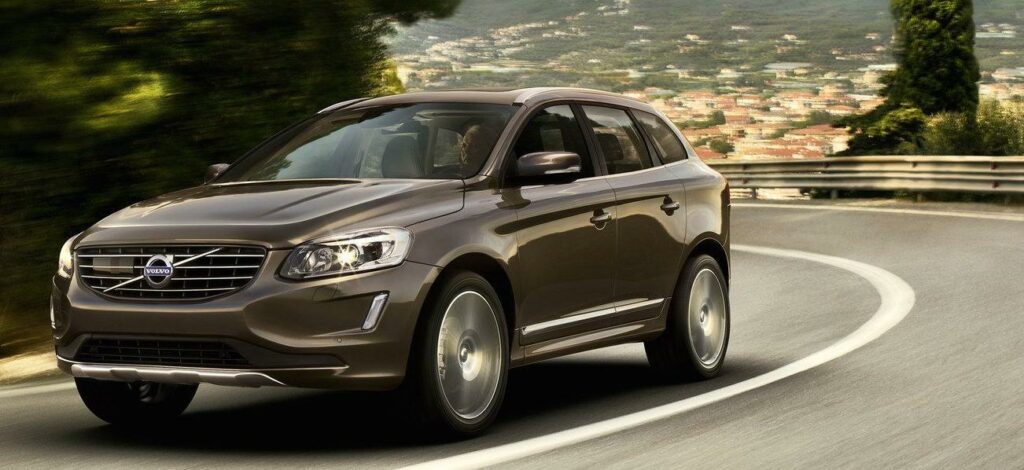 En Volvo XC90 kör nerför en krökig väg. (AI text)