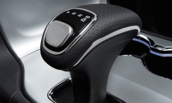 En bil med växelspakel i mitten (AI text)