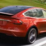 Tesla Model X kör på en motorväg. (AI text)
