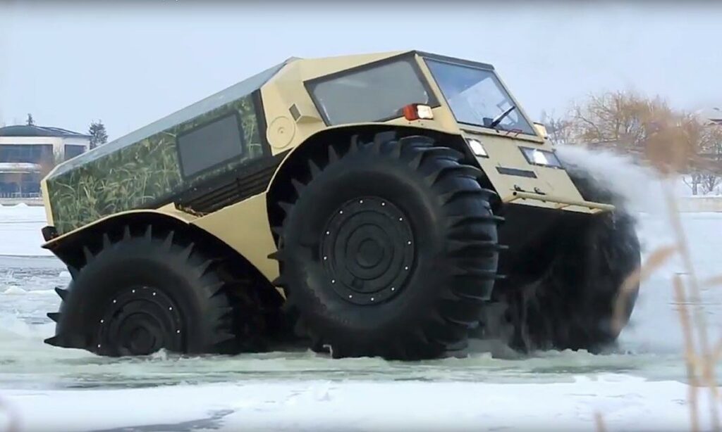 En militärfordon kör genom en frusen sjö. (AI text)