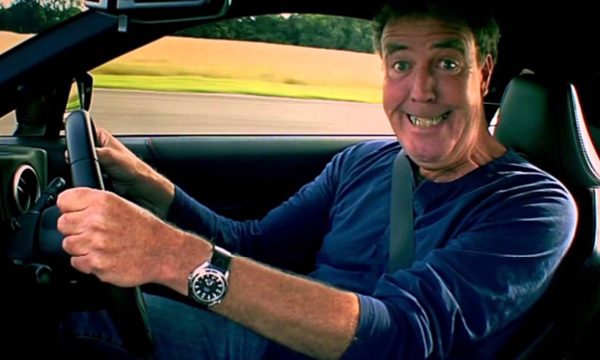 En man kör en sportbil. (AI text)