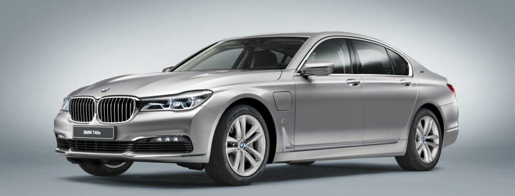 BMW 7-serien sedan i grå studioomslagsbild (AI text)