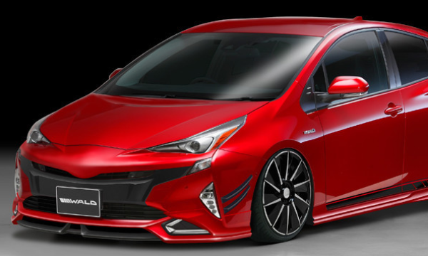 Toyota Prius X är en röd bil. (AI text)