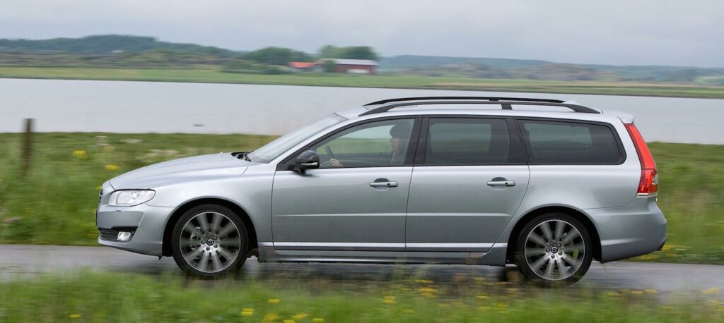En Volvo V60 vagn kör längs en landsväg. (AI text)