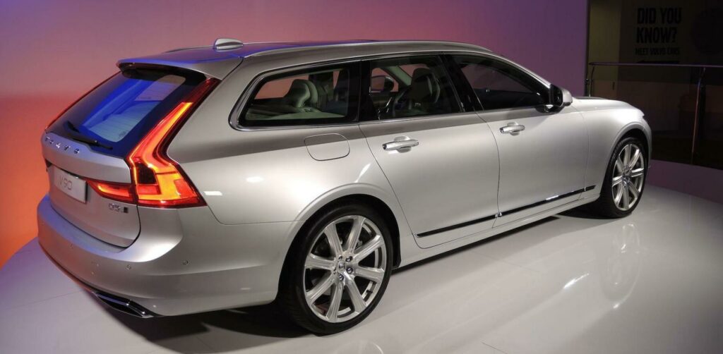 En Volvo S90 TDI utställd i en showrum (AI text)