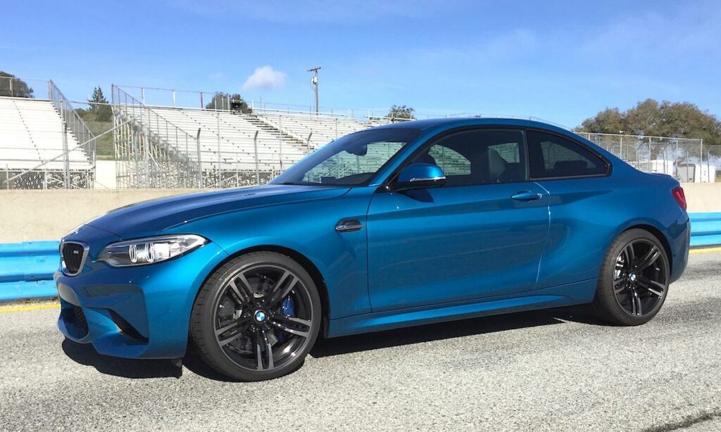 BMW M2 coupé på racerbana (AI text)