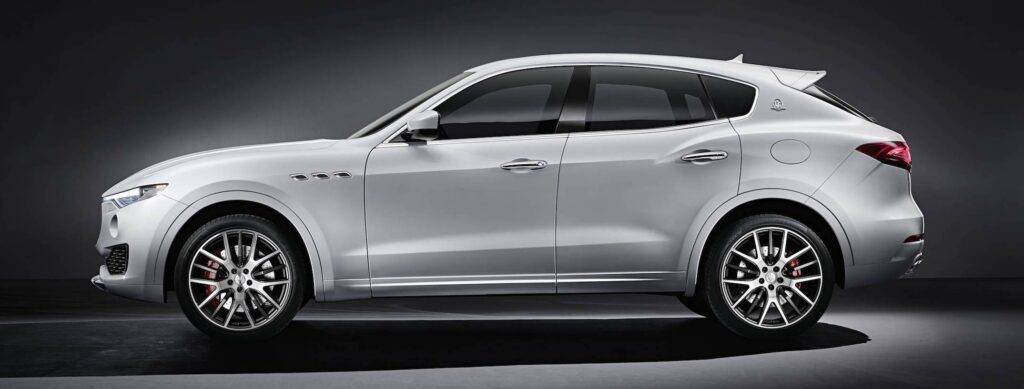 En vit bil i en mörk rum. (AI text)