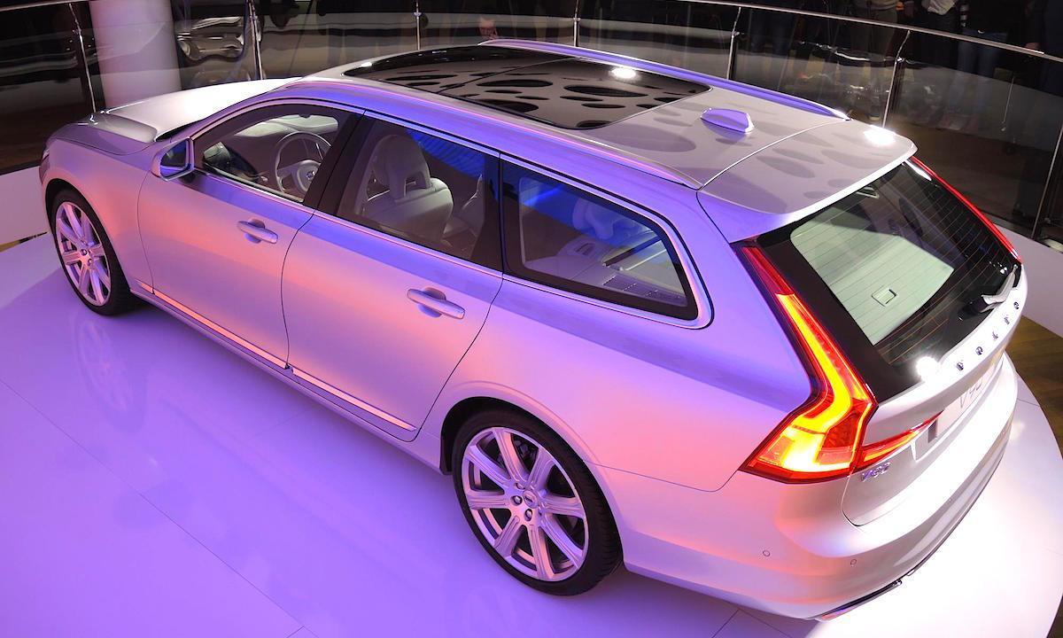 En Volvo V90 TDI på den svenska bilutställningen. (AI text)