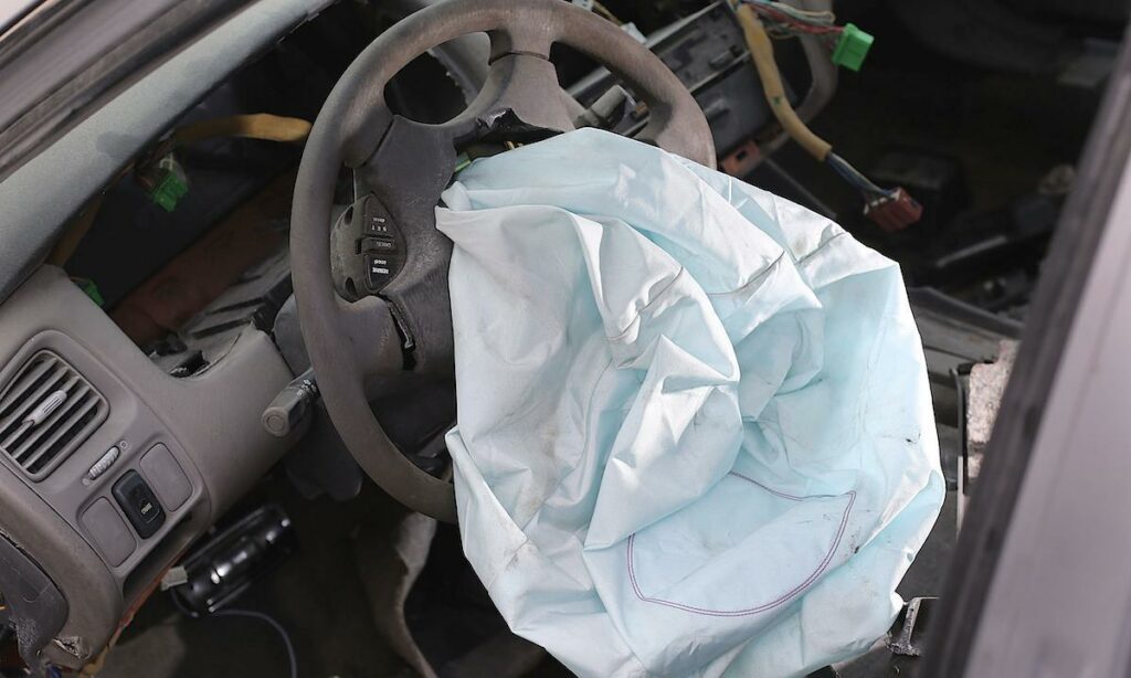 En bil med bälte på plats körs av en person. (AI text)