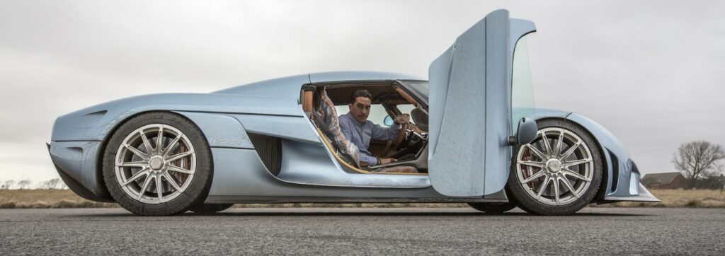 en blå sportbil med öppna dörrar (AI text)