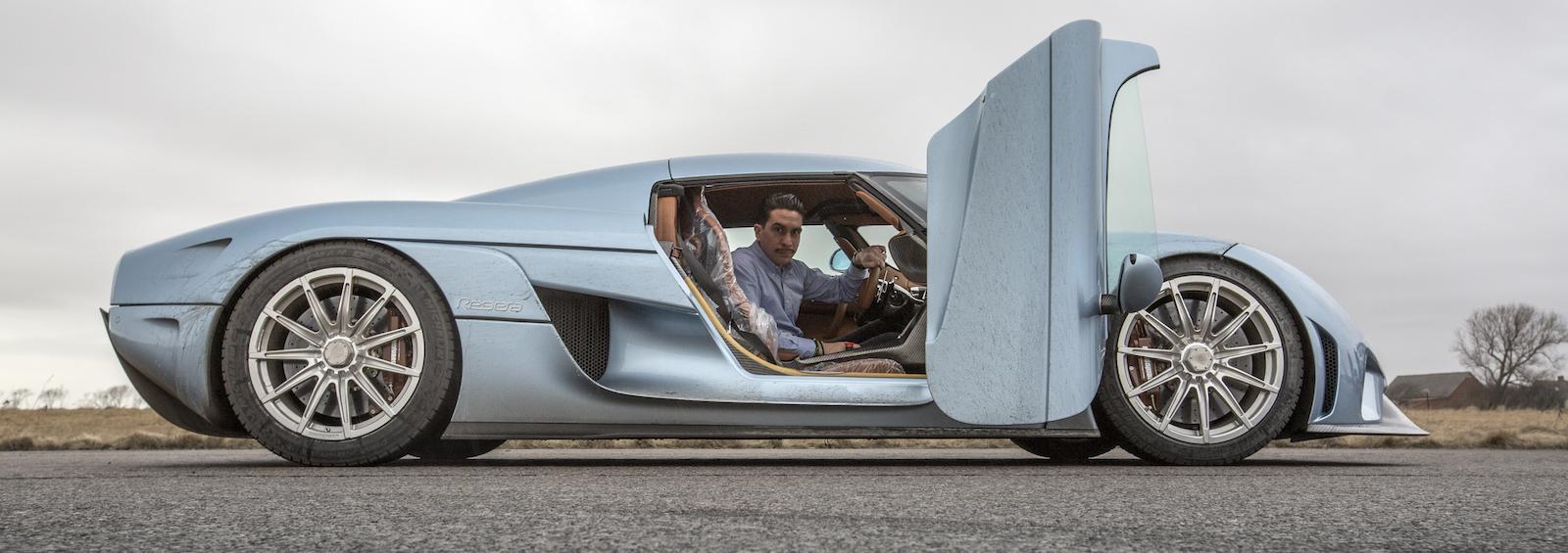 en blå sportbil med öppna dörrar (AI text)