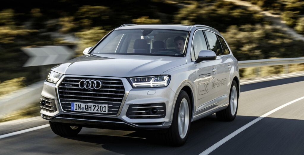 En Audi Q7 kör på en landsväg. (AI text)